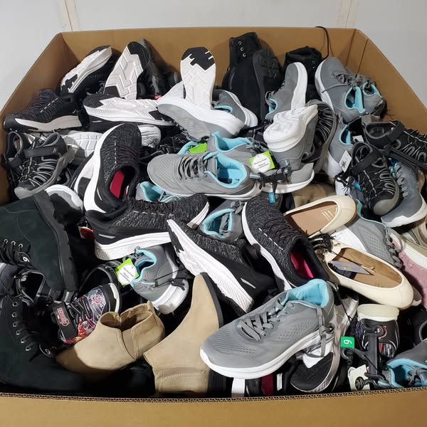 Lot de 197 paires de chaussures