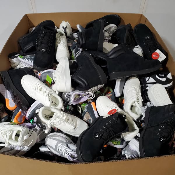 Lot de 284 paires de chaussures