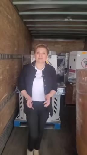 Nouveau camion - vêtements, chaussures et produits variés