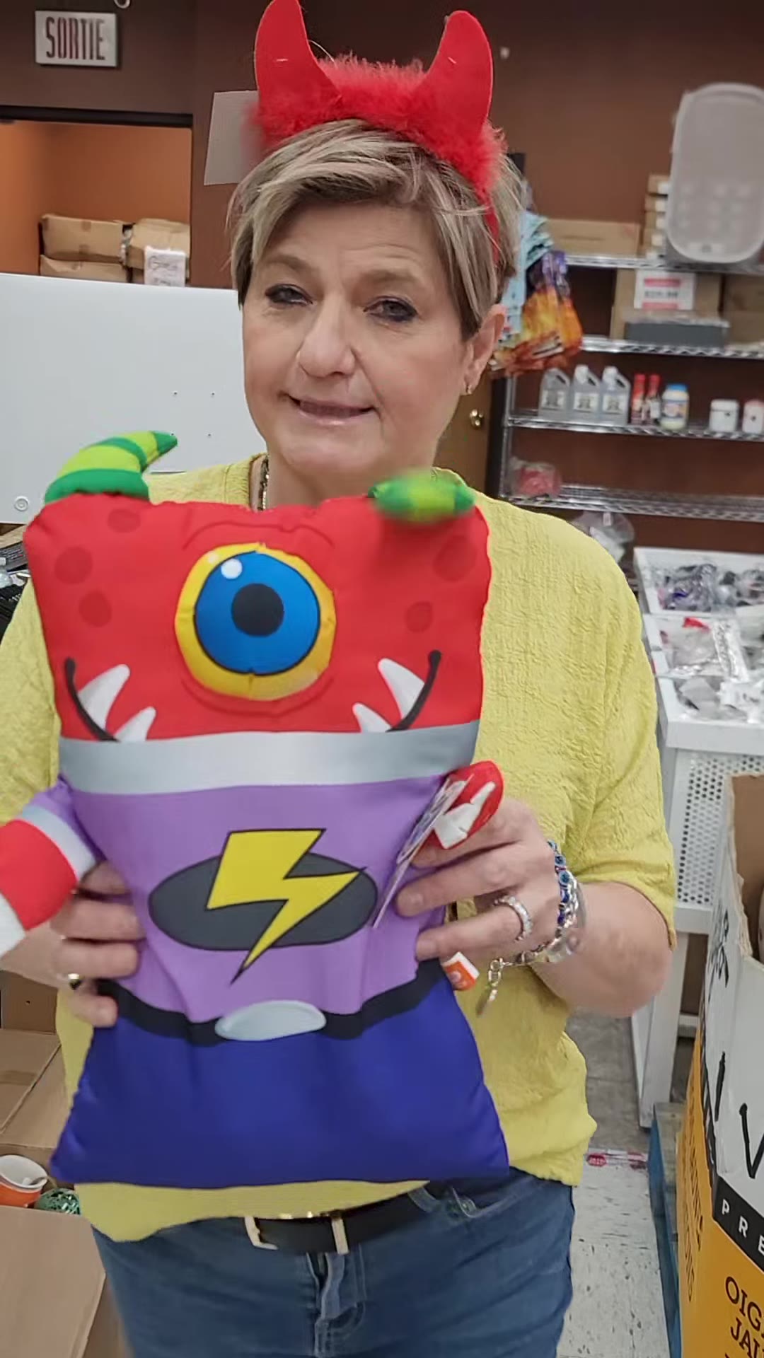 Peluches monstres colorées
