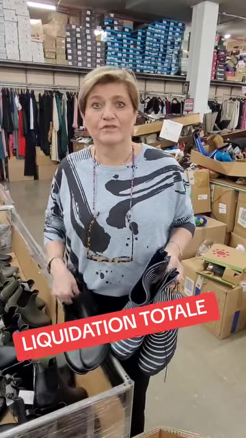 Vente de sandales, pantoufles et bottes de pluie